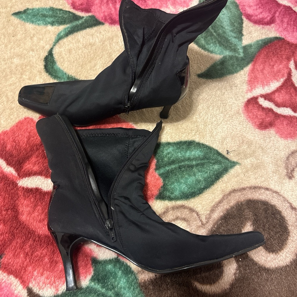 Sleek Black Heeled Boots with Stiletto Heel